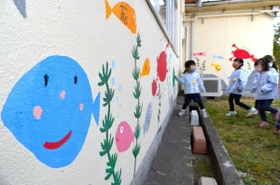 子どもたちが下描きして、保護者が仕上げた水中の生き物＝西神吉幼稚園