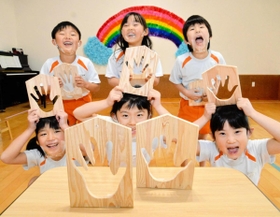 完成した自分の手形を手にする園児＝つつじ野保育園
