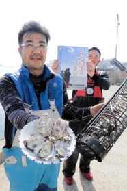 新たな地元特産品を目指し「高砂オイスター結」をＰＲする大西正起さん（左）と奥虎二郎さん＝高砂市高須、伊保漁港