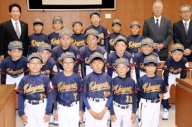 加古川ウインズの選手ら＝加古川市役所　