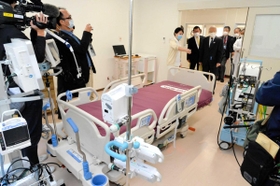 エクモがある病室を見学する関係者ら＝加古川市神野町神野、兵庫県立加古川医療センター