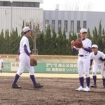 守備練習では入念に連係を確認した＝淡路佐野運動公園野球場