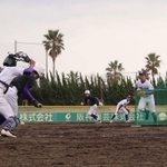 球場を広く使って実戦的な練習に取り組む東播磨高校の選手＝淡路佐野運動公園野球場