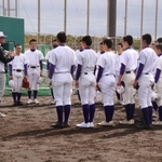 福村順一監督（左から４人目）を囲み練習メニューを聞く野球部員たち＝淡路佐野運動公園野球場