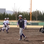 守備練習に臨む野球部員たち＝淡路佐野運動公園野球場