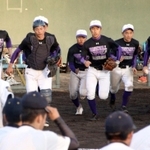 試合前の整列に向かう東播磨高校野球部員（奥）＝三木総合防災公園野球場
