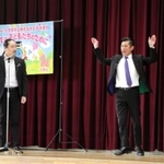 加古川南高校でネタを披露した笑い飯の西田幸治さん（左）と哲夫さん＝加古川市加古川町友沢、加古川南高校