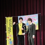 加古川南高校でネタを披露したからし蓮根の伊織さん（左）と杉本青空さん＝加古川市加古川町友沢、加古川南高校