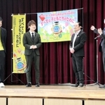 漫才を披露した（左から）からし蓮根の伊織さん、杉本青空さん、笑い飯の西田幸治さん、哲夫さん＝加古川市加古川町友沢、加古川南高校
