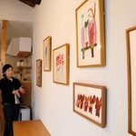 倉田園子さん（左）が営む「ｇｅｃｋｏ」で絵画の個展を開く坂口香南子さん＝加古川市平岡町土山