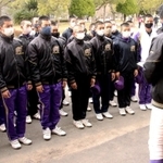 福村順一監督（右）から登録メンバーを聞く部員＝高砂市総合運動公園