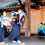 狂言を披露する児童＝平之荘神社