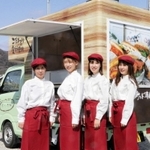 コッペパンサンドのキッチンカー「母とむすめ」を営む（左から）山本千代香さん、長女濱尻世莉果さん、次女山本エリナさん、三女さとさん＝加古川市志方町原