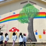 園のシンボルのポプラなどを保護者が描いた絵＝西神吉幼稚園
