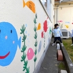 子どもたちが下描きして、保護者が仕上げた水中の生き物＝西神吉幼稚園