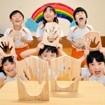 完成した自分の手形を手にする園児＝つつじ野保育園
