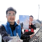 新たな地元特産品を目指し「高砂オイスター結」をＰＲする大西正起さん（左）と奥虎二郎さん＝高砂市高須、伊保漁港