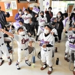３回表の逆転で喜ぶ子どもら＝いなみ野体育センター