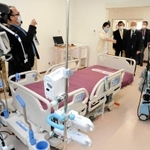 エクモがある病室を見学する関係者ら＝加古川市神野町神野、兵庫県立加古川医療センター