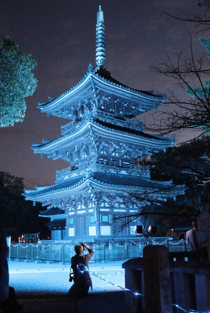 青色にライトアップされた三重塔＝鶴林寺