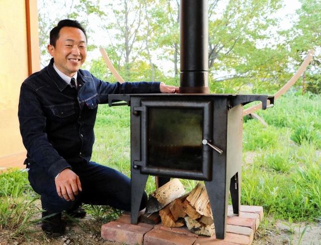 英国製薪ストーブの体験イベントを開くＥＳＳＥ　ＪＡＰＡＮ代表の北村和康さん＝加古川市神野町福留