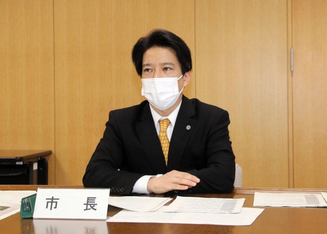 会見する岡田康裕加古川市長＝同市役所