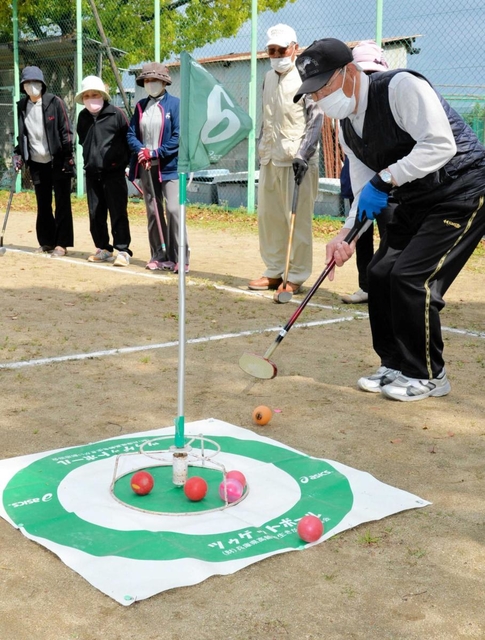 介護予防も兼ねてツゥゲットボールを楽しむ大会参加者＝高砂公園