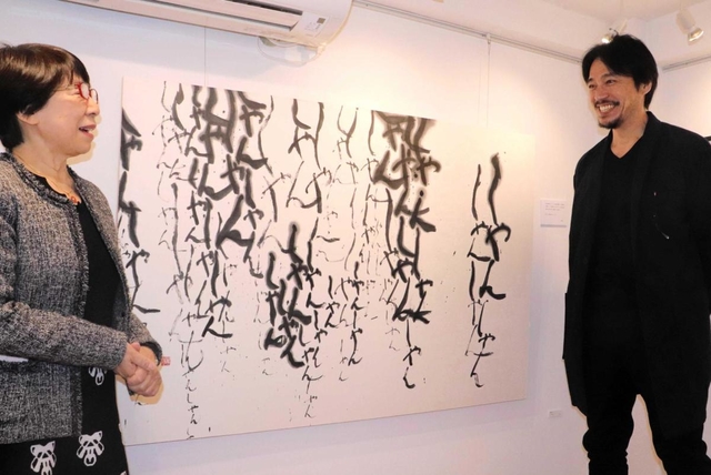 「蝉時雨」の作品を前に、１２年来の思い出を語り合う藤田雄大さん（右）と荒井よし枝さん＝東京都中央区銀座３