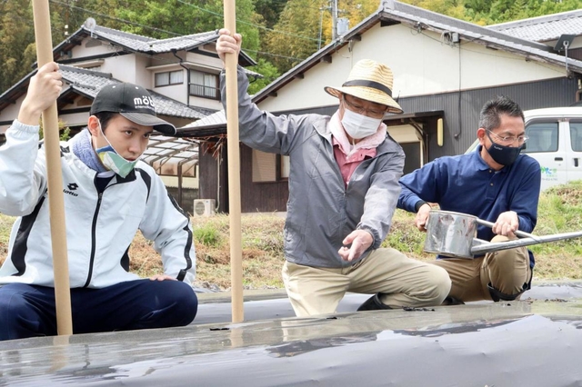綿の種まきに取り組んだ（左から）井口雄斗さん、嶋谷拓雄さん、鷲尾吉正さん＝加古川市志方町高畑