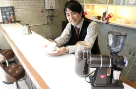 開店に向けて準備する中村大輔さん＝東加古川公民館