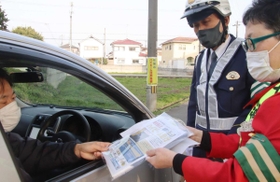 ハイビーム活用路線で啓発する高砂交通安全協会婦人部のメンバー（右）と高砂署の福岡靖交通課長ら＝高砂市曽根町