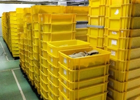 落とし主が現れない限り、６カ月間保管される出土品＝県立考古博物館魚住分館（同博物館提供）