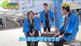 ＪＲ加古川駅前で将棋を指す（左から）久保九段、船江六段、稲葉八段