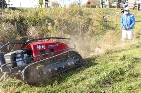 リモコンで操縦する草刈り機。最大４５度までの傾斜を走ることができる＝昨年１２月、加古大池周辺