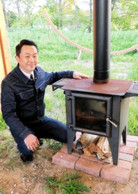 薪ストーブの体験イベントを開く「ＥＳＳＥ　ＪＡＰＡＮ」代表の北村和康さん＝加古川市神野町福留