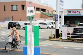 コミュニティーバス「じょうとんバス」の停留所。１０月から「マルアイ高砂店」という副停名が加わる＝高砂市伊保