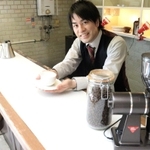 開店に向けて準備する中村大輔さん＝東加古川公民館