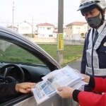 ハイビーム活用路線で啓発する高砂交通安全協会婦人部のメンバー（右）と高砂署の福岡靖交通課長ら＝高砂市曽根町