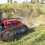 リモコンで操縦する草刈り機。最大４５度までの傾斜を走ることができる＝昨年１２月、加古大池周辺
