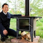 英国製薪ストーブの体験イベントを開くＥＳＳＥ　ＪＡＰＡＮ代表の北村和康さん＝加古川市神野町福留