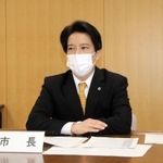 会見する岡田康裕加古川市長＝同市役所