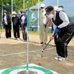 介護予防も兼ねてツゥゲットボールを楽しむ大会参加者＝高砂公園
