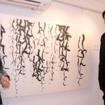 「蝉時雨」の作品を前に、１２年来の思い出を語り合う藤田雄大さん（右）と荒井よし枝さん＝東京都中央区銀座３