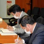 連携に関する協定書に調印する藤田佳男マルアイ会長兼社長（手前）と都倉達殊高砂市長＝同市役所