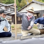 綿の種まきに取り組んだ（左から）井口雄斗さん、嶋谷拓雄さん、鷲尾吉正さん＝加古川市志方町高畑