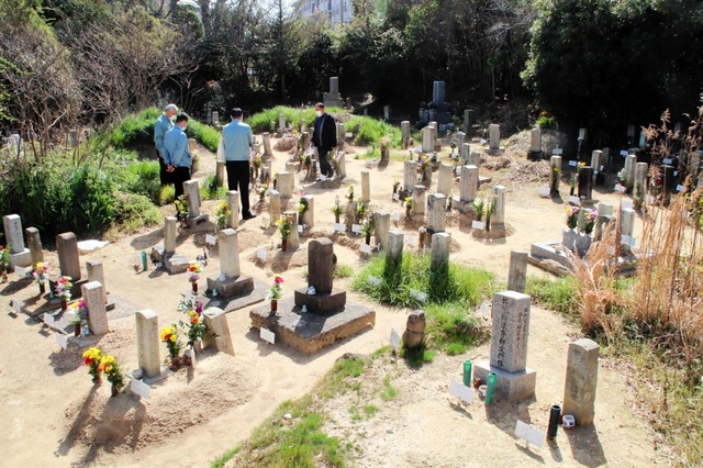 「墓じまい」を計画している共同墓地。昭和４０年代ごろまで地元住民が土葬していたという＝播磨町上野添１