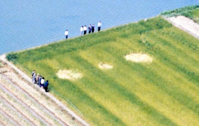 突如として現れた三つのミステリーサークルを地元住民らが見に集まった＝１９９１年５月、稲美町森安（キング醸造提供）