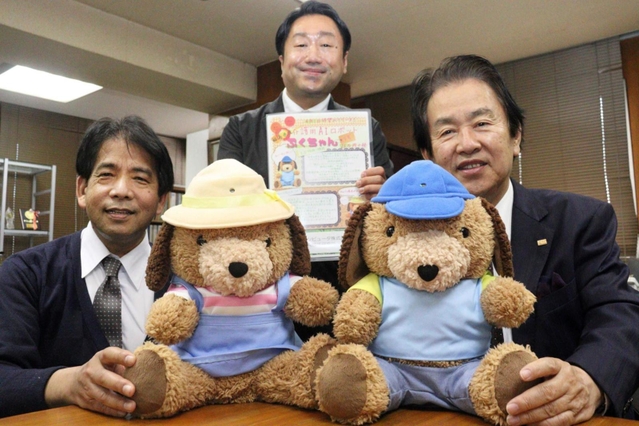 完成した介護ロボット「ふくちゃん３号」をアピールする森和明社長（右）ら＝加古川市加古川町北在家、富士コンピュータ