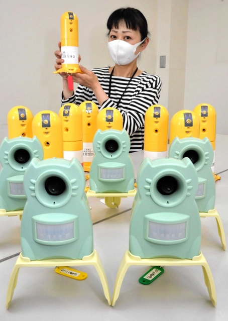 超音波を出す猫よけ器（手前）とスプレーを噴射するタイプ＝高砂市役所
