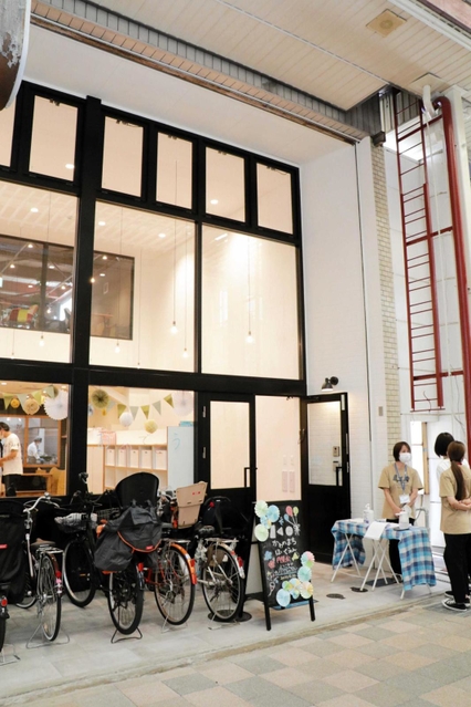 かわのまちほいくえんの外観。表側は全面ガラス張り＝加古川市加古川町寺家町